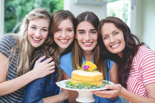 Mulheres segurando bolo de aniversário — Fotografia de Stock