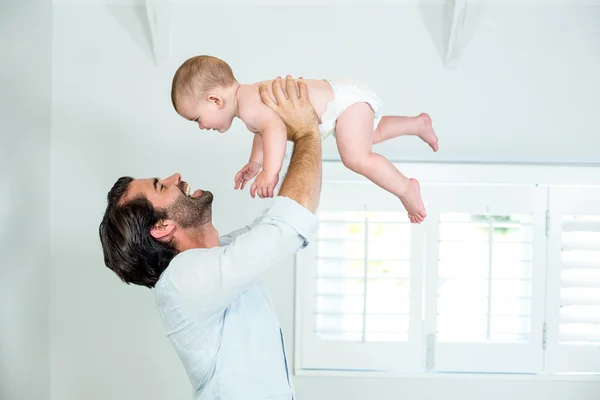 Játszik a baba fiú apja — Stock Fotó