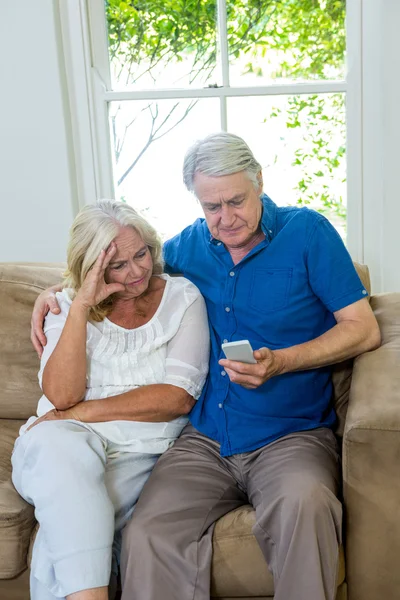 Senior par som använder mobiltelefon — Stockfoto