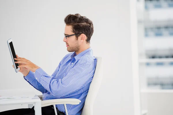 Businessman using digital tablet — Stock Photo, Image