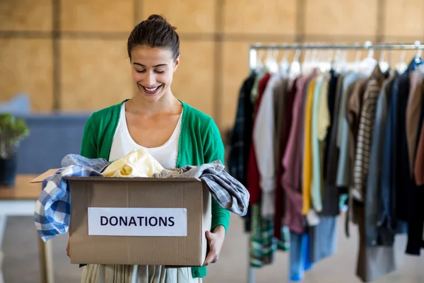 Ung kvinna med donation låda — Stockfoto