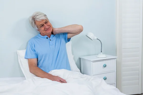 Oudere man lijdt aan nekpijn — Stockfoto