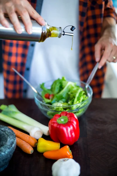 Hombre preparando ensalada en la cocina — Foto de Stock