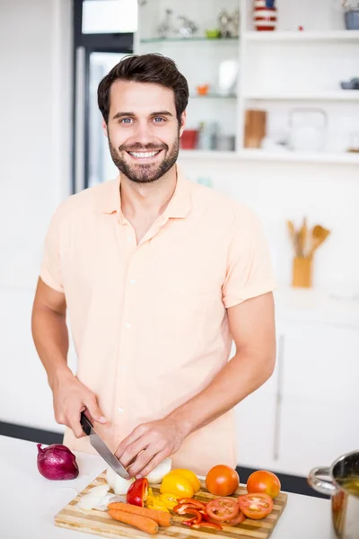 Homme hachant des légumes — Photo