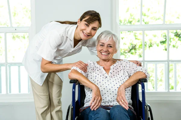 Пожилая женщина с медсестрой — стоковое фото