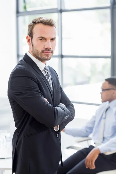 Zakenman permanent met gekruiste armen — Stockfoto