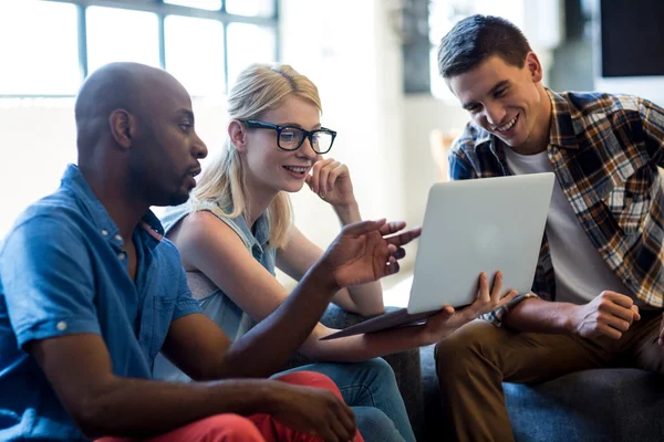 Collega's communiceren met laptop — Stockfoto