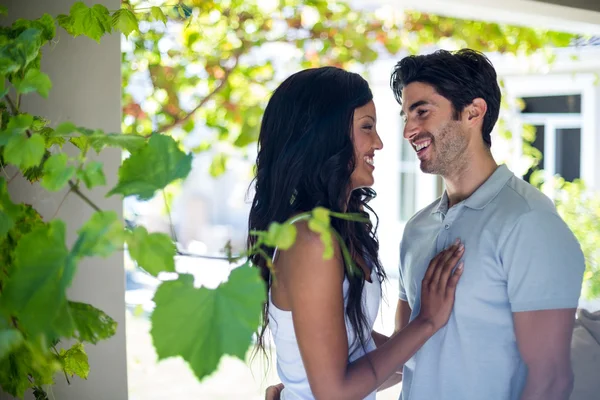 Casal de pé cara a cara — Fotografia de Stock