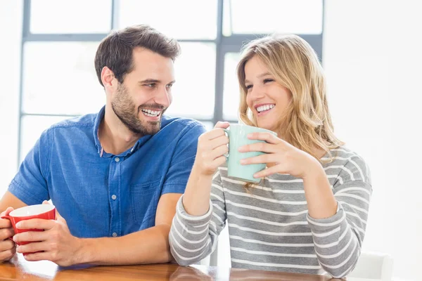 Jeune couple tenant tasse de café — Photo