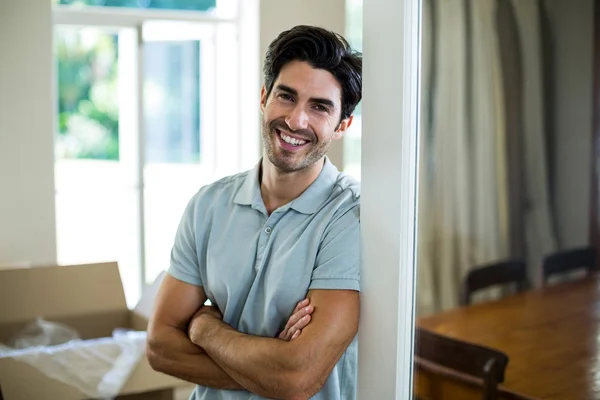 Joven con los brazos cruzados — Foto de Stock