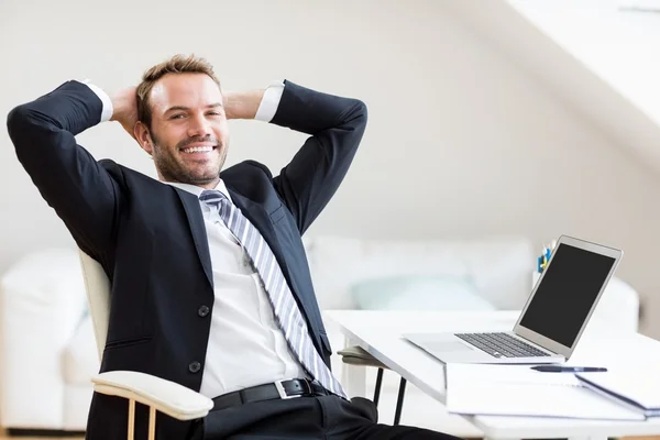 Empresário feliz relaxando no escritório — Fotografia de Stock