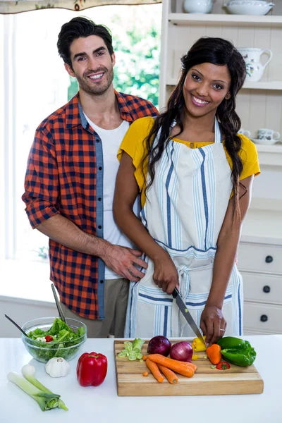 Pareja picando verduras en la cocina —  Fotos de Stock