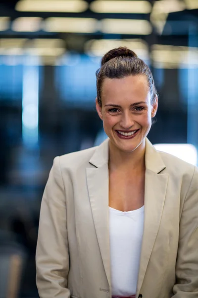 Confident businesswoman smiling at camera — Stock Photo, Image