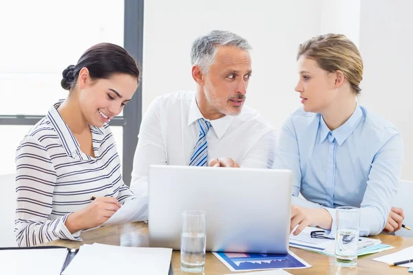 Colegas de negocios discutiendo — Foto de Stock