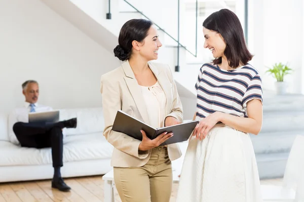 Businesswoman and colleague interacting — Stock Photo, Image