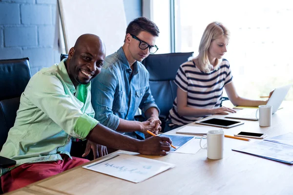 Collega's die werken op hun bureau — Stockfoto