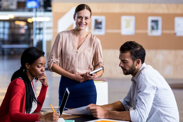 Team van collega's schrijven van notities — Stockfoto