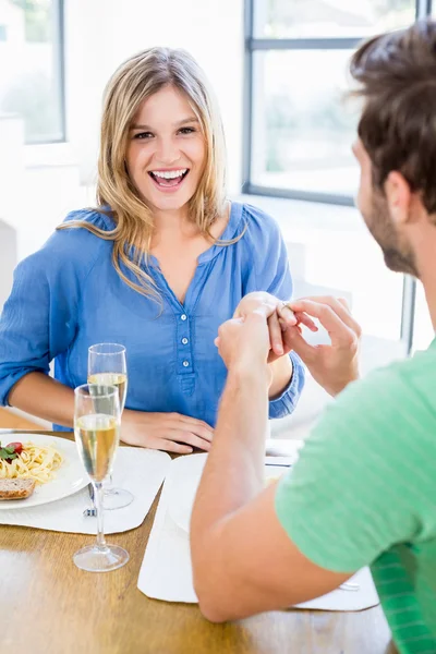 Uomo donando anello dito alla donna — Foto Stock