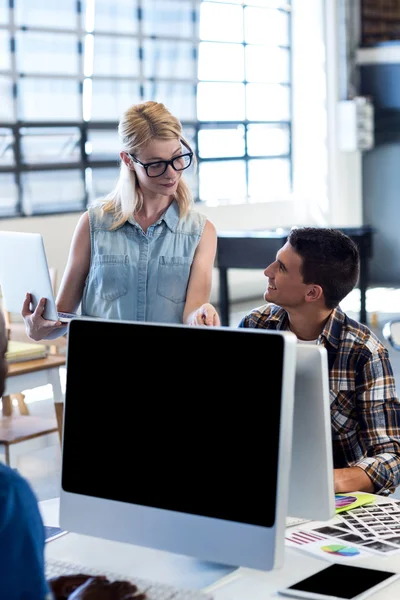 Grafisk formgivare interagerar vid skrivbord — Stockfoto