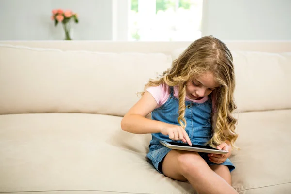 Jolie fille avec tablette numérique — Photo