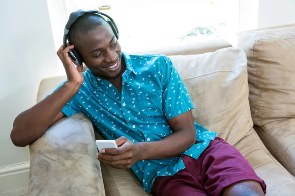 Homme réfléchi écoutant de la musique — Photo