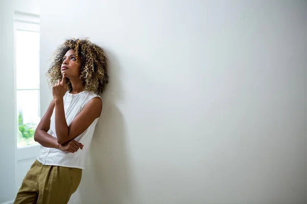 Mujer tensa apoyada en la pared —  Fotos de Stock