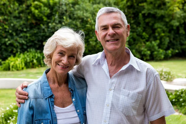 Äldre par i bakgård — Stockfoto