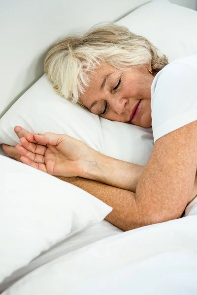 Senior vrouw slapen — Stockfoto