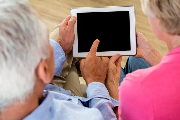Para starszych za pomocą tabletu — Zdjęcie stockowe