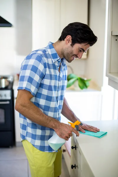 Happy man cleaning kitchen — Stock Photo, Image