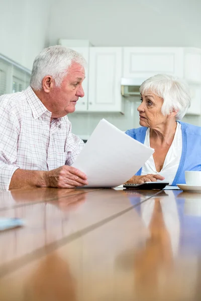 Senior paar bespreken met documenten — Stockfoto