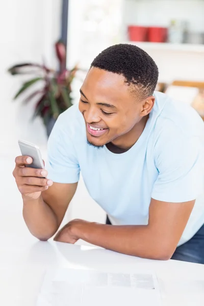 Man van het tekstoverseinen op telefoon — Stockfoto