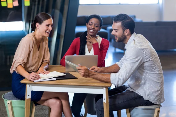 Team von Kollegen diskutiert am Schreibtisch — Stockfoto