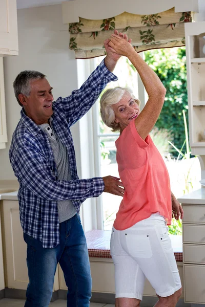Senior paar dansen in de keuken — Stockfoto