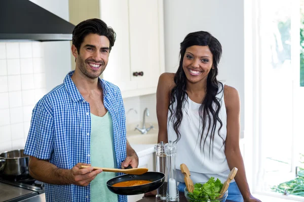 Pareja cocinar alimentos juntos en la cocina —  Fotos de Stock