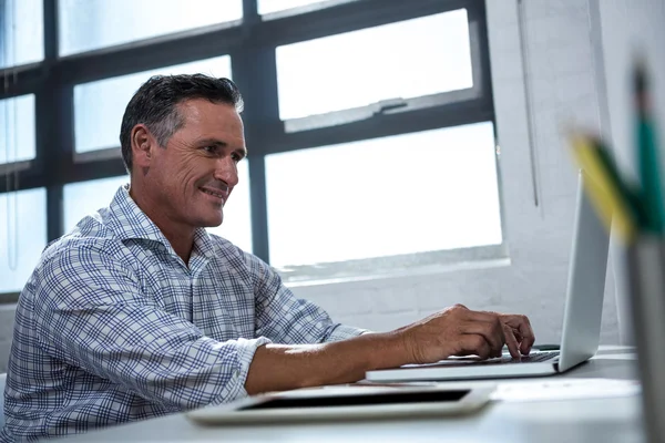 Man met laptop op kantoor — Stockfoto