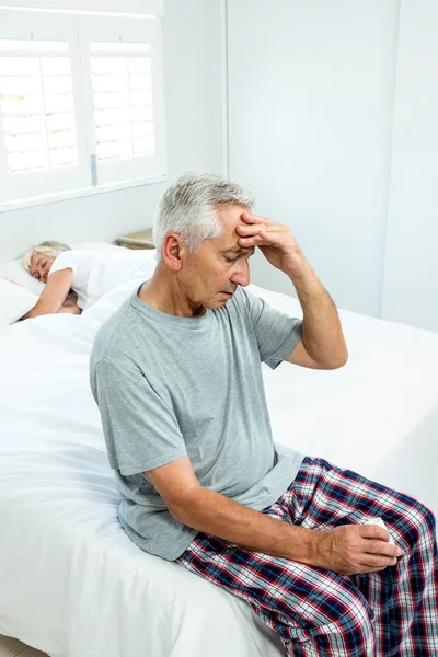 Hombre mayor que sufre de dolor de cabeza — Foto de Stock