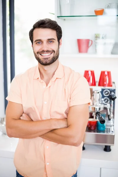 Uomo con le braccia incrociate Sorridente — Foto Stock