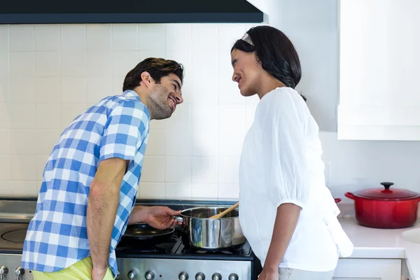 Pasangan memasak makanan bersama — Stok Foto