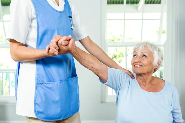 Donna anziana che esercita con l'infermiera — Foto Stock