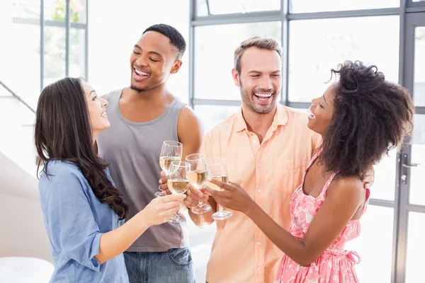 Amigos brindar copas de vino — Foto de Stock