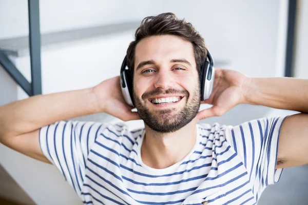 Man koppla av och lyssna på musik — Stockfoto