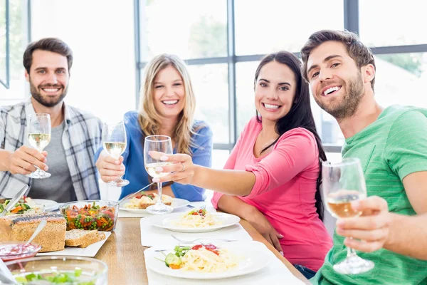 Amigos brindar copos de vinho — Fotografia de Stock