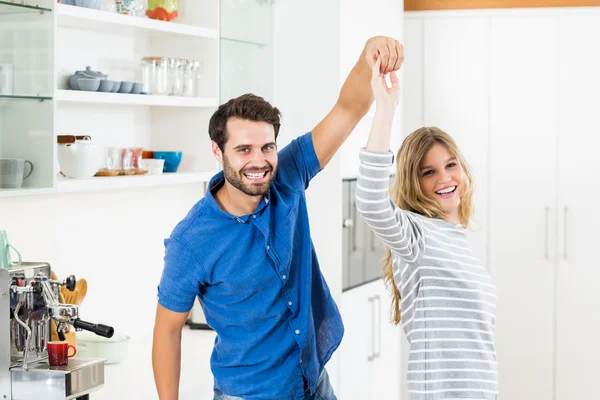 Casal feliz dançando na cozinha — Fotografia de Stock