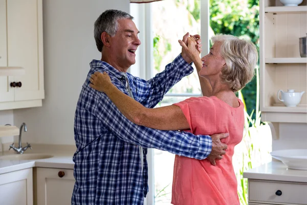 Seniorpaar tanzt in Küche — Stockfoto