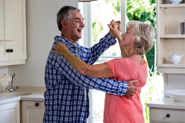 Coppia anziana che danza in cucina — Foto Stock