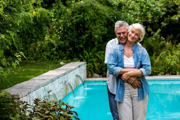 Liefdevolle senior man omhelst vrouw — Stockfoto