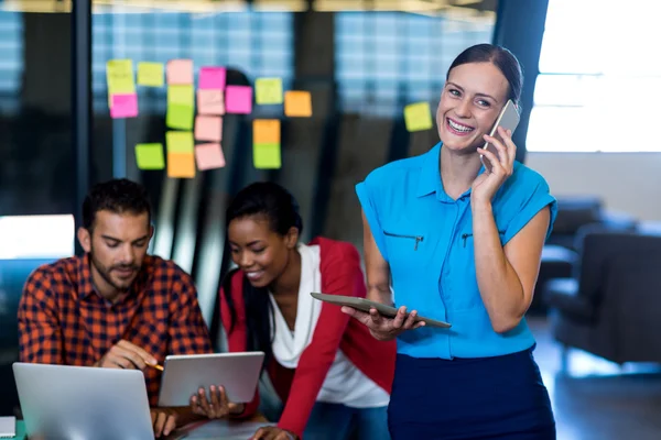 Ung kvinna pratar i telefon — Stockfoto