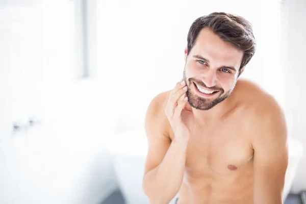 Hombre revisando rastrojos en el baño — Foto de Stock