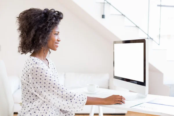 Zakenvrouw werkt op de computer — Stockfoto